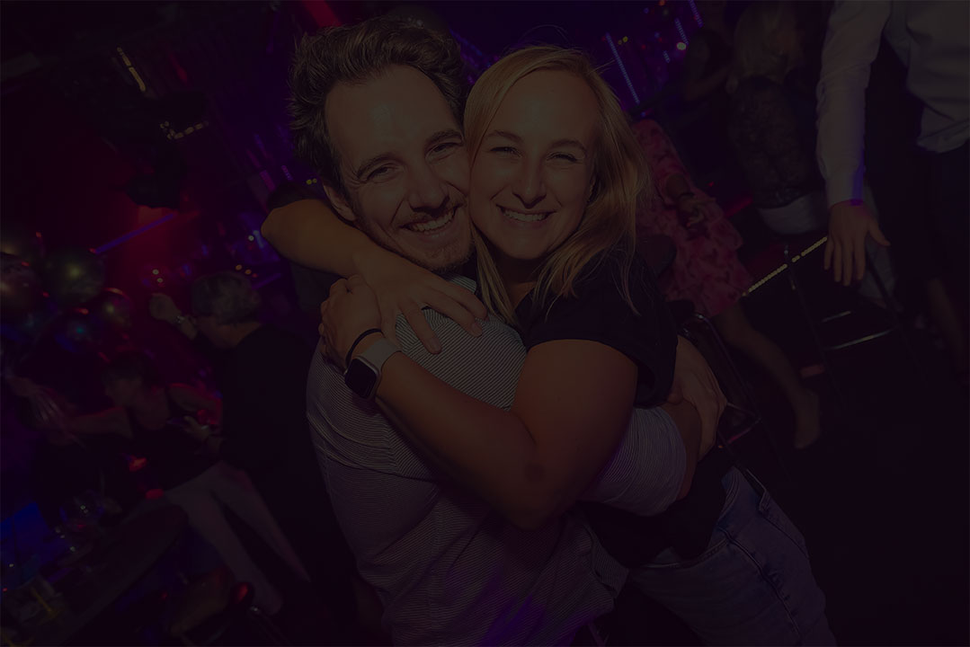 Gasten samen op de foto tijdens een avond in Willy’s Moustache.